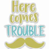 Hier komt het probleem, Mustache, Mustache Sticker (Voorkant)