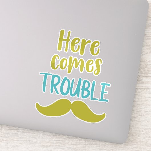 Hier komt het probleem, Mustache, Mustache Sticker (Detail)