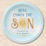 Hier komt het Son Baby shower Papieren Bordje<br><div class="desc">Deze schattige jongens baby showers papieren borden hebben de tekst "Here Comes The Son" in stijlvolle blauw-bruine typografie met een lachende gele waterverf zon en blauwe lucht. Gemakkelijk aan te passen. Originele Waterverf © Michele Davies.</div>