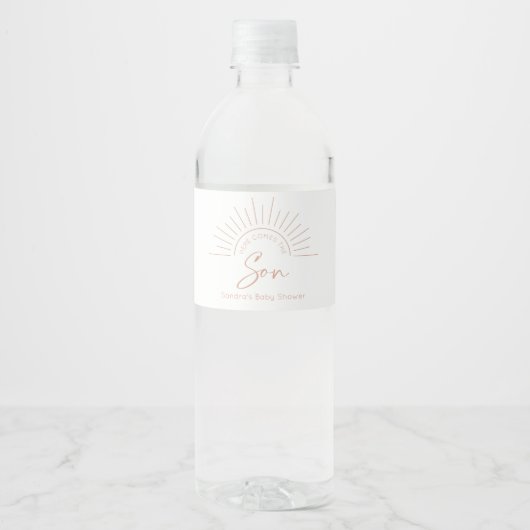 Hier komt het Son Boho Baby shower Waterfles Etiket (Voorkant)