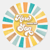 Hier komt het Son Boho Sunshine Boy Baby shower Ronde Sticker (Voorkant)