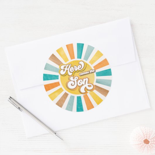 Hier komt het Son Boho Sunshine Boy Baby shower Ronde Sticker (Envelop)
