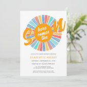 Hier komt het Son Boy Baby shower Kaart (Staand voorkant)