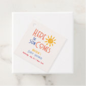 Hier komt het Son Minimal Retro Sun Baby shower Bedankjes Labels (In situ)