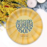 Hier komt het Son Retro Baby shower Papieren Bordje<br><div class="desc">Vier de komende zonneschijnvreugde met ons baby showers bord 'Here Comes the Son'! Omarm de opwinding, terwijl u reikhalzend wacht op de komst van uw kleine man. Warmte, geluk en een leven vol gekoesterde herinneringen zijn aan de horizon, als we verwelkomen de nieuwste toevoeging aan onze familie. Laten we samen...</div>
