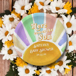 Hier komt het Son Retro Boys Baby shower Papieren Bordje<br><div class="desc">Vier in stijl met deze trendy baby showers papieren borden. Dit ontwerp is gemakkelijk te personaliseren met uw speciale eventformulering en uw gasten zullen opgetogen zijn wanneer zij deze fabelachtige document borden zien. Overeenkomende objecten vindt u in de collectie.</div>