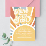 Hier komt het Son Retro Sunshine Baby shower Kaart<br><div class="desc">Hier komt de Son Invite,  Retro Sunshine baby shower,   Sun baby shower,  Boho Sunshine Party Invite,  70s Theme baby shower,  Groovy Sun baby shower,  Warmgeel baby Invite,  Hippie Retro baby shower,  Sunny baby Celebration Card,  Funky baby shower Uitnodigen</div>