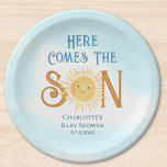 Hier komt het Son Sunshine Baby shower Papieren Bordje<br><div class="desc">Deze schattige jongens baby showers papieren borden bevatten de tekst "Here Comes The Son" in retro typografie met een lachende gele waterverf zon en blauwe lucht. Gemakkelijk aan te passen. Omdat we ons kunstwerk creëer,  zult u dit exacte afbeelding van andere ontwerpers niet vinden. Originele Waterverf © Michele Davies.</div>