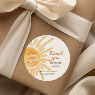 Hier komt het Son Yellow Ray Sunshine Baby shower Ronde Sticker