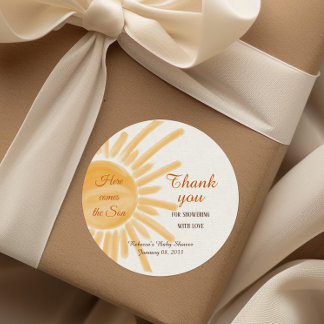 Hier komt het Son Yellow Ray Sunshine Baby shower Ronde Sticker