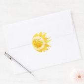 Hier komt het Son Yellow Sunshine Baby shower Ronde Sticker (Envelop)
