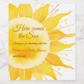 Hier komt het Son Yellow Sunshine Baby shower Wijn Etiket (Enkel label)
