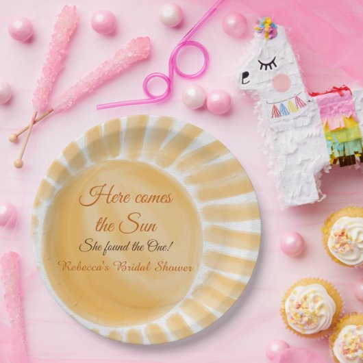 Hier komt het Sun Ray Yellow Vrijgezellenfeest Papieren Bordje (Feest)