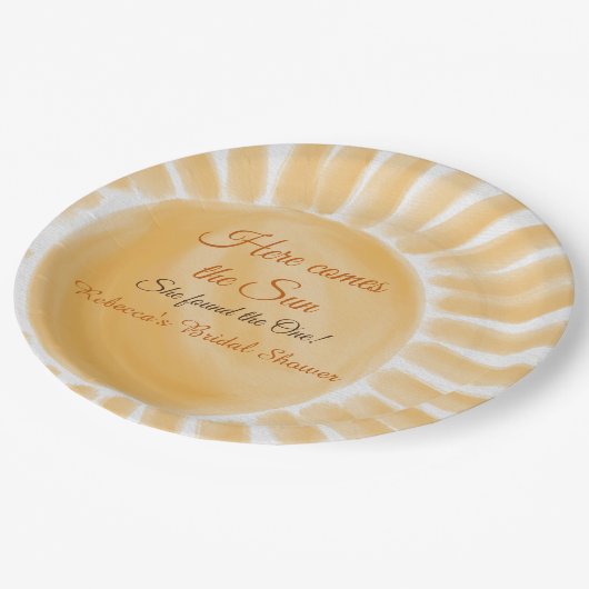 Hier komt het Sun Ray Yellow Vrijgezellenfeest Papieren Bordje (Gekanteld)