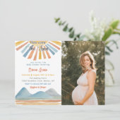 Hier komt het Sun Retro Rainbow Baby shower Kaart (Staand voorkant)