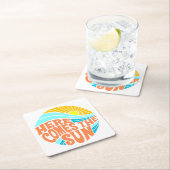 Hier komt het T-shirt van de Zon, de Stijl van de  Kartonnen Onderzetters (Insitu)