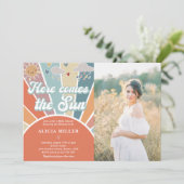 Hier komt het zon Baby shower gedempte regenboog Kaart (Staand voorkant)