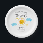 Hier komt het zonnezonneschijnse Baby shower Papieren Bordje<br><div class="desc">Cute sunshine baby shower bord met waterverf illustratie van een glimlende zon met sterren en wolken. De tekst zegt: "Hier komt de zon." Genderneutraal ontwerp.</div>