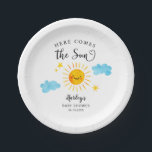 Hier komt het zonnezonneschijnse Baby shower Papieren Bordje<br><div class="desc">Cute sunshine baby shower bord met waterverf illustratie van een glimlende zon met sterren en wolken. De tekst zegt: "Hier komt de zon." Genderneutraal ontwerp.</div>