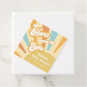 Hier komt het zoontje boho retro baby shower bedankjes labels (In situ)