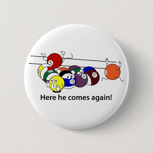 Hier komt hij aan. ronde button 5,7 cm (Voorkant)