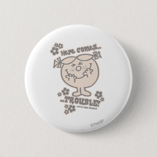 Hier komt kleine Miss Trouble Ronde Button 5,7 Cm (Voorkant)