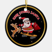 HIER KOMT SANTA OP SKATEBOARD CHRISTMAS CERAMIC O KERAMISCH ORNAMENT (Voorkant)