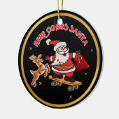 HIER KOMT SANTA OP SKATEBOARD CHRISTMAS CERAMIC O KERAMISCH ORNAMENT (Links)