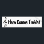 Hier komt Treble! Funny muziek G Clef Pun Bumpersticker<br><div class="desc">Deze grappige bumpersticker bevat een grap of woordspeling die alleen muzikanten zullen begrijpen. Het heeft een afbeelding van een G-clef, dat ook wel een driehoekige klink wordt genoemd. De titel luidt: "Hier komt Treble!" Geweldig geschenk voor de muzikant of muziekstudent in je leven! Je zult zeker lachen als je rijdt,...</div>