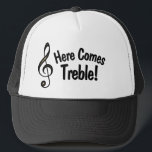 Hier komt Treble! Funny Pet voor muzikanten<br><div class="desc">Dit grappige pet is voorzien van een gleuf,  ook wel een driehoekige kus genoemd met de tekst: Hier komt Treble! Het is een grapje dat alleen muzikanten begrijpen. Geweldig geschenk voor de muzikant of muziekliefhebber in je leven!</div>
