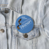 Hier komt Trump! Ronde Button 7,6 Cm (In situ)