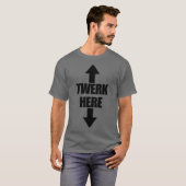 Hier Pijl omhoog en onderaan Mannen Twerk hier T-shirt (Voorkant volledig)