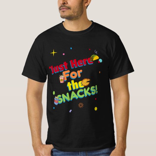 Hier voor de snacks! humoristisch t-shirt (Voorkant)