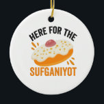 Hier voor de sufganiyot Funny Jewish Hanukkah Gift Keramisch Ornament<br><div class="desc">chanukah,  menorah,  hanukkah,  dreidel,  jewish,  Chrismukkah,  vakantie,  horah,  kerstmis,  sufganiyot</div>