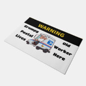 Hier woont een chagrijnige oude postbeambte deurmat (Schuin)