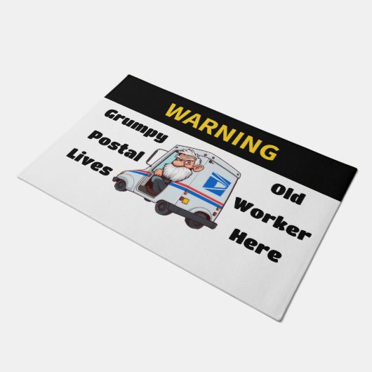 Hier woont een chagrijnige oude postbeambte deurmat (Schuin)