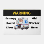 Hier woont een chagrijnige oude postbeambte deurmat (Voorkant)