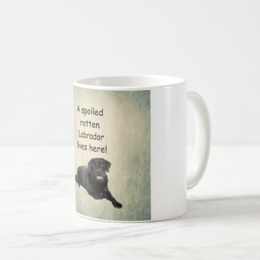 Hier woont een geroomde labrador koffiemok (Voorkant rechts)