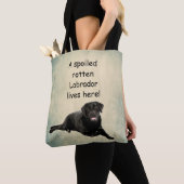 Hier woont een geroomde labrador tote bag (Dichtbij)