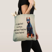 Hier woont een gesteggel, Rotten Doberman Pinscher Tote Bag (Dichtbij)