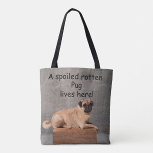 Hier woont een verwende verrotte pug tote bag