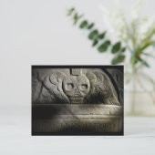 Hier zie Lyes Buried Briefkaart (Staand voorkant)