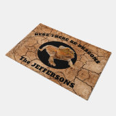 "Hier zijn er draken" met een brede draak Deurmat (Schuin)