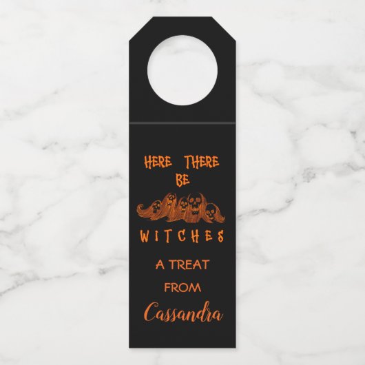 Hier zijn er heksen flessenhanger (Voorkant)