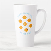High Achiever Cute Cartoon Goldfish Teacher Gezegd Latte Mok (Rechts)