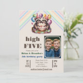 High Five Verjaardagsfeest Tweelingen Mapache them Aankondiging (Staand voorkant)