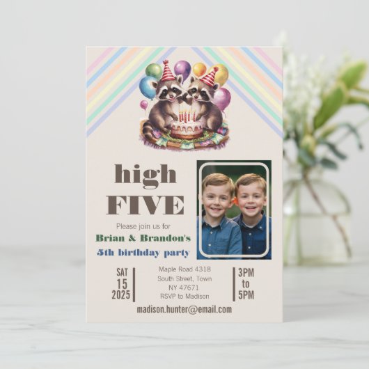 High Five Verjaardagsfeest Tweelingen Mapache them Aankondiging (Staand voorkant)