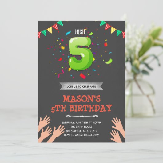 High Five verjaardagsuitnodiging Kaart (Staand voorkant)