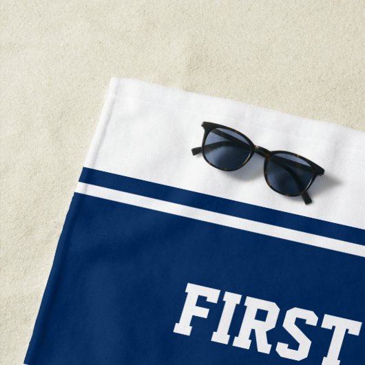 High School Afstuderen Klasse van 2025 monogrammed Strandlaken (In situ)