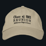 High School Reunion Klasse van Custom School Naam Pet<br><div class="desc">Vier uw middelbare school reünie met deze coole aangepaste honkbal stijl pet dat leest "Klasse van 19XX Reünie" en uw school naam. Verander eenvoudig de tekst en de kleur van het pet om aan te sluiten bij de kleuren van uw school. Het is echt een leuke herinnering voor je hele...</div>